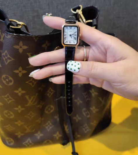 包邮小方表女表学生款 法国小众chic小...