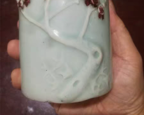 清代乾隆豆青釉里红刻梅花笔筒，全品11.5...