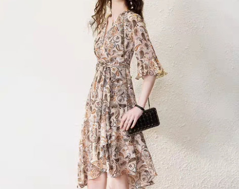 转卖2021春季新款女轻奢减龄高端V领荷叶...