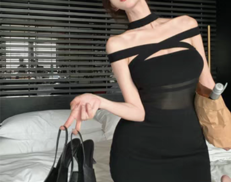 转卖连衣裙女小众设计感一字领交叉镂空修身黑...