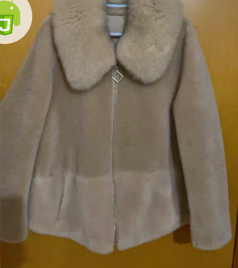 包邮花花公子牌皮毛一体大衣，杏色，有斜插口...