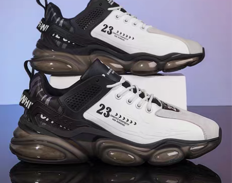 新买的特步男鞋，试穿了下，鞋子是42码我穿...