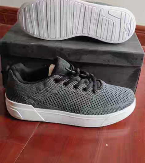 匹家橡胶底小板鞋42码，组装鞋。鞋面是自制...