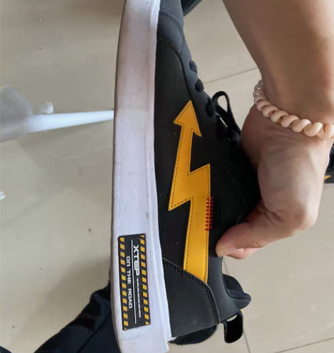 转卖特步男鞋板鞋春季新款革面时尚运动鞋闪电...