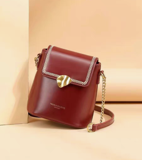 包邮小包包,基本全新,半卖半送 感兴趣的话...