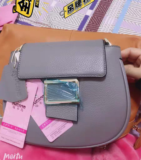 啄木鸟头层牛皮斜跨包89.9元，。  啄木...