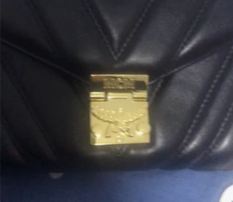 包邮黑色包包，代购入的，扣头处有点小瑕疵，...