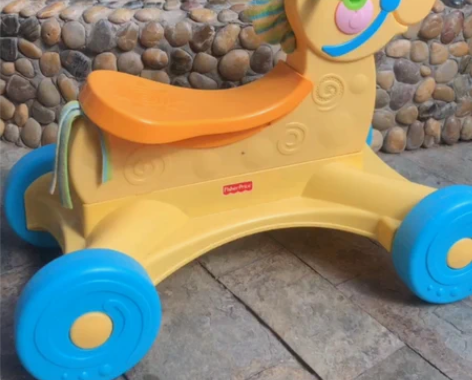 包邮费雪平衡车,四轮小车,带音乐,适合一岁...