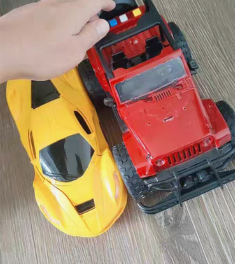 黄色变形金刚车,一边走一边变形。 红色惯性...