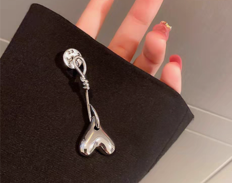 包邮韩国时尚倒挂爱心胸针女金属感小众设计衣...