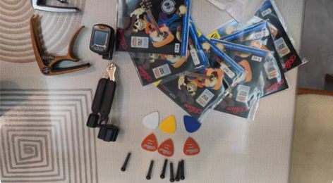 吉他配件，调音器，变调夹2个，拨片6个，弦...