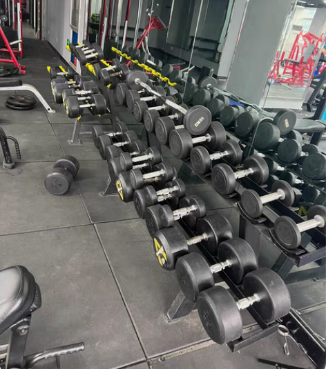 哑铃整套出售(包含哑铃架)九成新,需要的老...