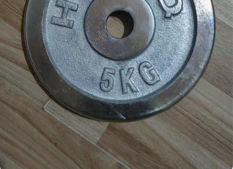 钓鱼竿3个，保护套3个，一套线和鱼漂，2瓶...