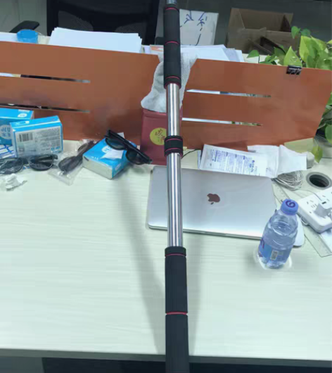 迎体向上，两头免打孔固定在墙上 没有使用过...