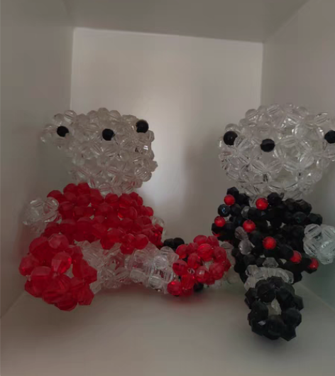 包邮家居摆件工艺品 ~ 手工串珠,一红一黑...