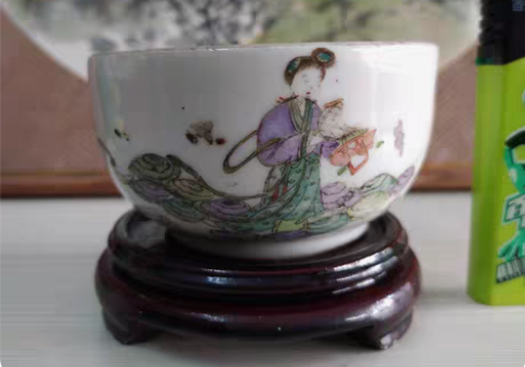 完美的小杯碗。无冲裂口沿有一微碰磕。老旧瓷...