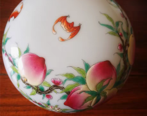 包邮手绘珐琅彩九桃五福盖盒，盖內和盒内各有...