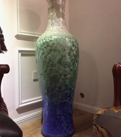 大花瓶,高度1.4米左右,完整无碰伤,要搬...