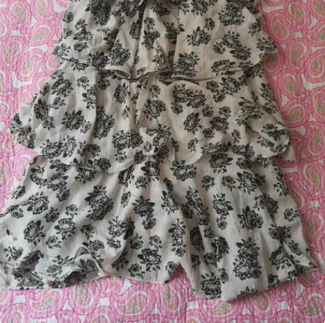 蛋糕裙  上边搭配的短袖 很青春很活力 雪...