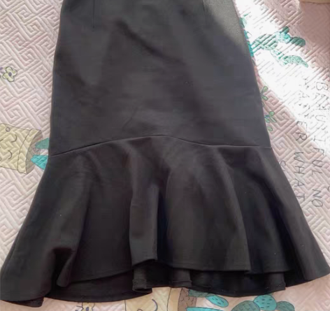 包邮黑色鱼尾裙,搭配小上衣很好看。 90斤...