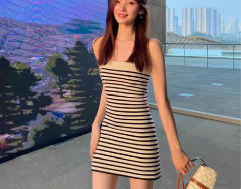 转卖时髦显瘦一字肩连衣裙S型裹胸铅笔裙金扣...