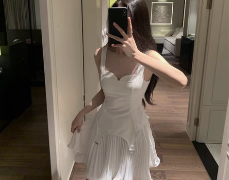 转卖OKMA 吊带连衣裙女夏季气质收腰显瘦...