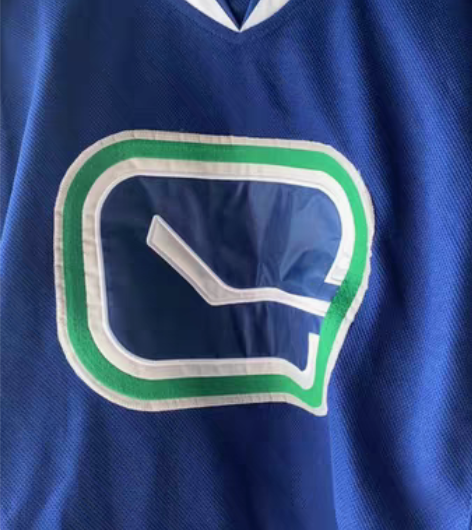 运动风卫衣裙，下面穿个半筒袜子很好看 感兴...