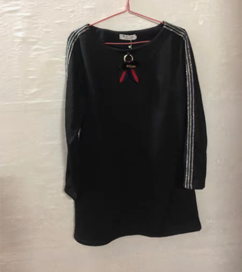 包邮全新黑色加绒裙，质量超级好，双侧有口袋...