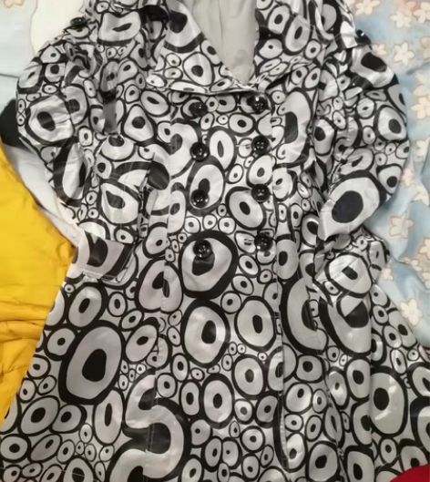 包邮风衣  女士 实体店300多购买，不知...