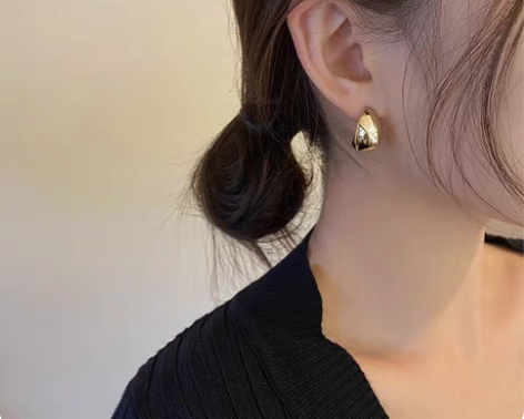 包邮姐姐的仓库到期清仓，还剩余几个款的耳饰...