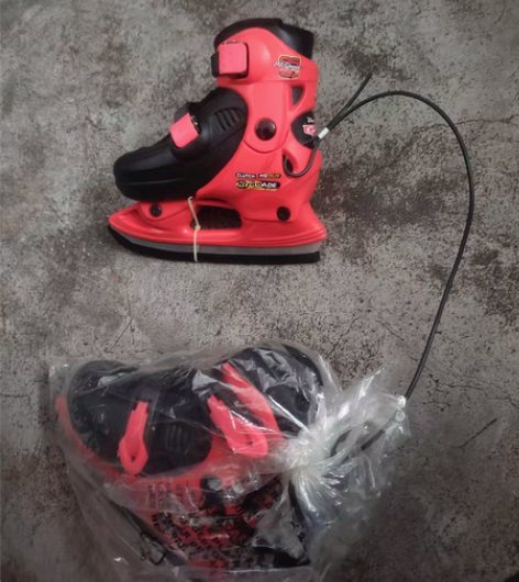 全新冰刀鞋有要的可以联系我，因买大了不能退...