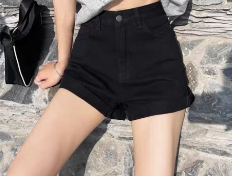 基础款黑色牛仔短裤 就是夏天那种基础款的牛...
