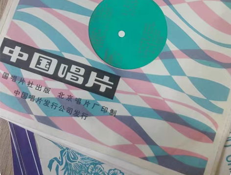 包邮精美的7，80年代老塑科唱片，品相完好...