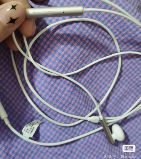 荣耀耳机，99新，包装扔了 感兴趣的话点“...