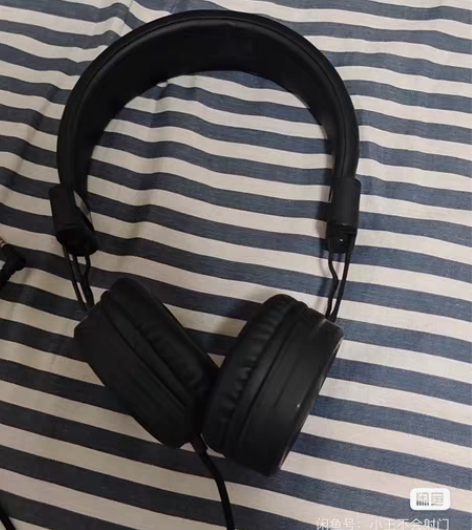 头戴式耳机，同学送的礼物，也不用了，官网买...