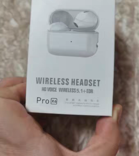 淘宝最小的耳机,买来没用几次,有一个有磕碰...