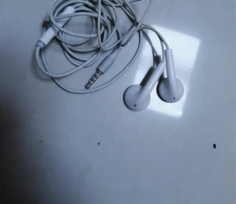 手机原装耳机，具体什么手机忘了，不是华为就...