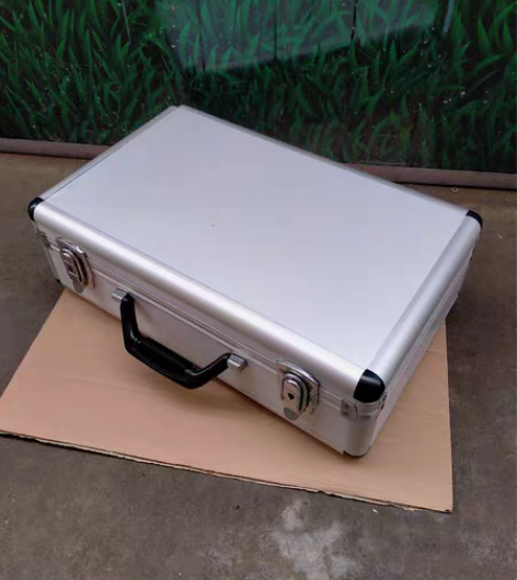 包邮38包邮处理一个铝合金工具箱，有钥匙，...