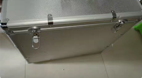 包邮出一个工具箱不知道装什么仪器的做工真的...