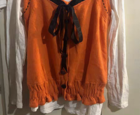 毛线背心。均码。之前在专卖店买的。 现在换...