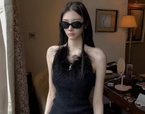 转卖2.3/20:00PM暗夜黑天鹅 领口...