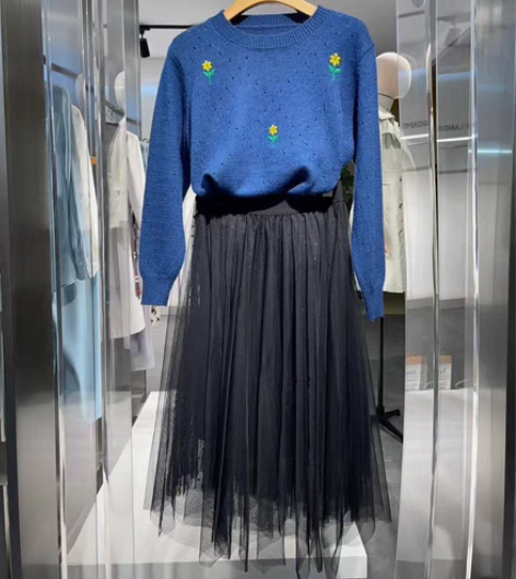 包邮朝花夕拾蓝色针织上衣，全新有吊牌。S码...