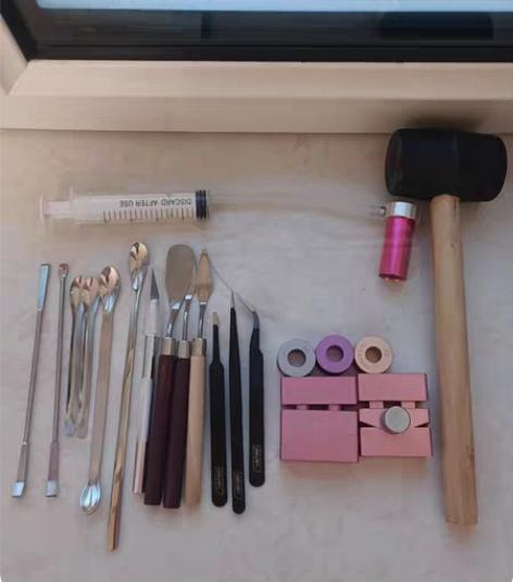 口红脱模器1，挖勺6，调色盘1，镊子3，平...