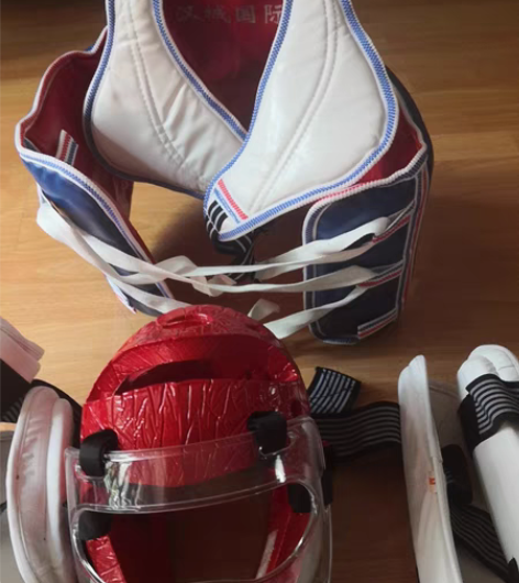 全套跆拳道护具一套，孩子没用几次，转给需要...