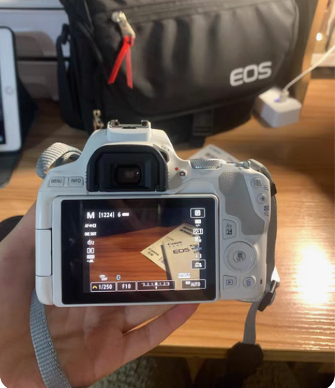 佳能200d二代白色，99新，全套（含套机...