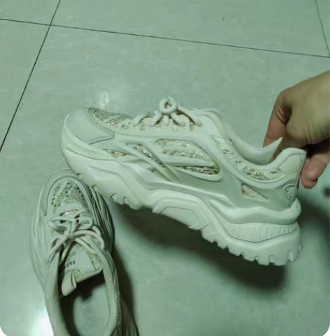 超低价，两件全新108啦！很时尚的运动鞋（...