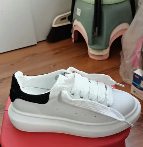 白色运动鞋，38码，全新，喜欢的亲可以联系...