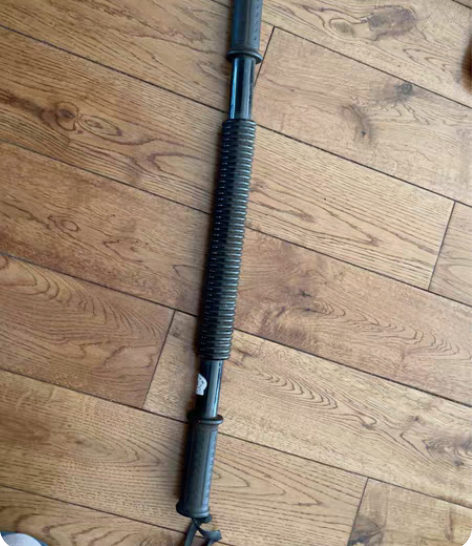 臂力棒。长约64厘米。直径约4.5厘米。 ...