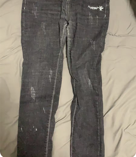 牛仔裤、这个颜色一穿皮肤很白，适合正式一点...