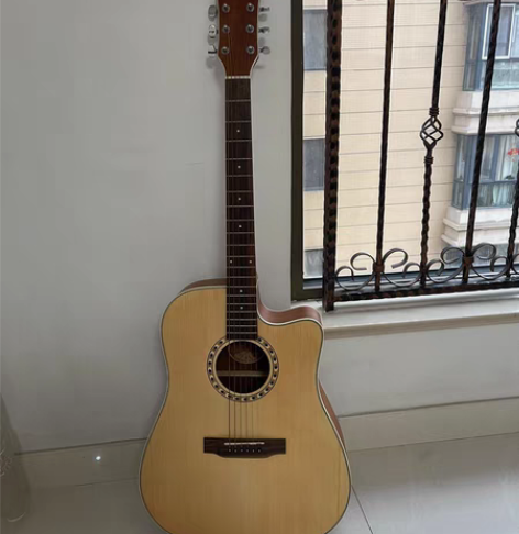 旧吉他，搬家顺出，带吉他包，不分卖。 感兴...